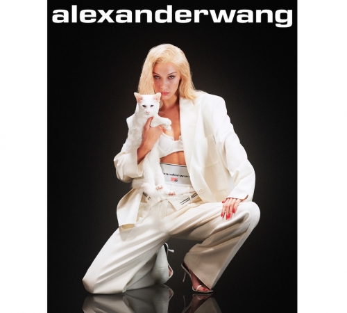 Белла Хадид захватывает Нью-Йорк в роли Статуи Свободы в кампании Alexander Wang