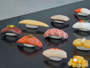 Только не ешьте: Японский художник представил выставку поразительно точных каменных суши