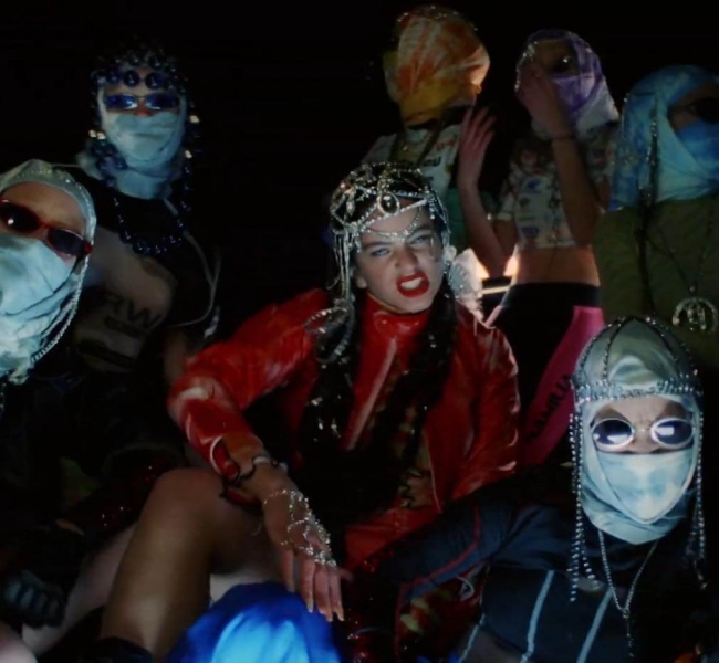 Горящая мельница Дон-Кихота и экзотический вокал в новом видео Rosalía