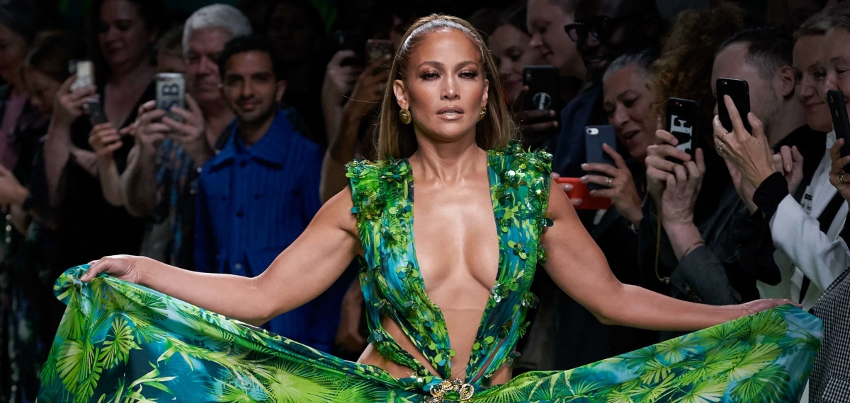 Дженнифер Лопес возглавила показ Versace SS2020 в копии платья, благодаря которому изобрели Google Images