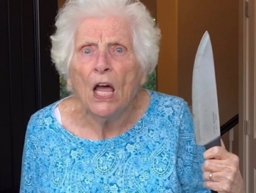 «Не трогай бабушку!»: Адам Сэндлер и Джимми Фэллон исполнили онлайн уморительную песню про правила поведения с бабушками