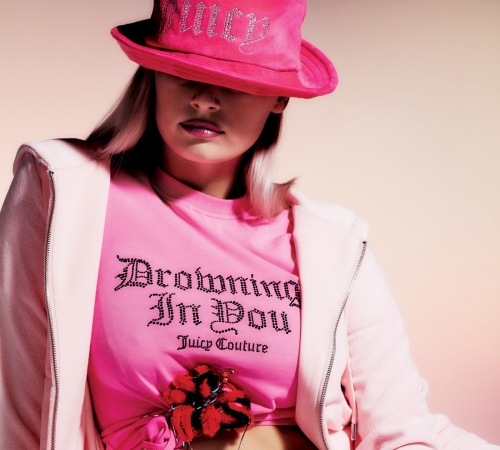 Китчевые 2000-е в кампании культового бренда десятилетия Juicy Couture SS21