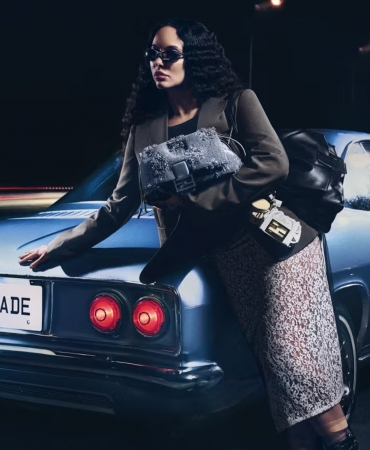FENDI представляє оновлену Mamma Baguette Bag за участю Jade Thirlwall