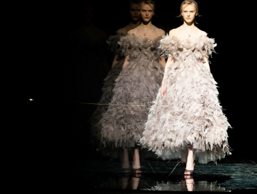 Огромные пальто, платья с перьями и 50-летняя супермодель Кристи Тарлингтон на показе Marc Jacobs