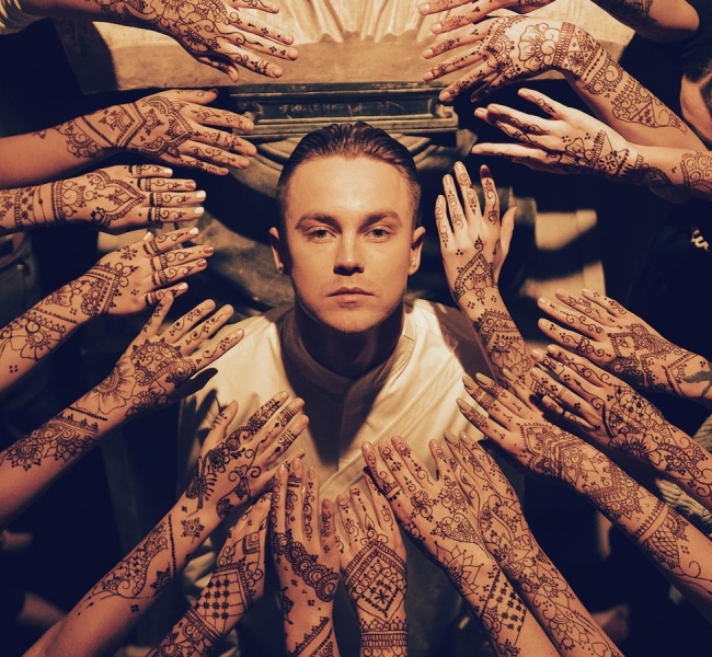 Артем Пивоваров представил новый сингл "Карма"