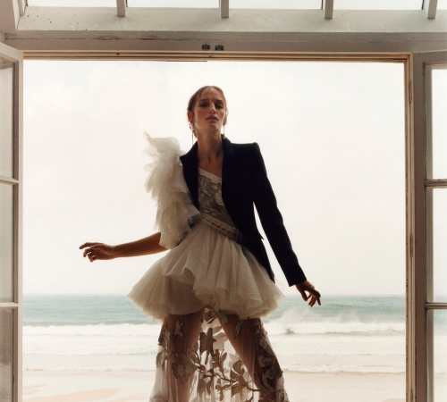 У самого синего моря: Романтичный кампейн Alexander McQueen SS20 в сказочном пляжном домике