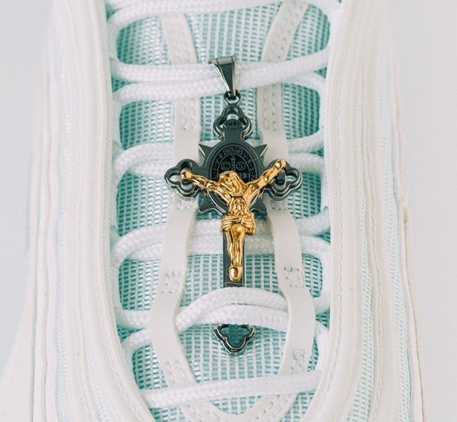 В стиле Иисуса: Оцените невероятную пару MSCHF x INRI Air Max 97, в которой буквально можно ходить по святой воде