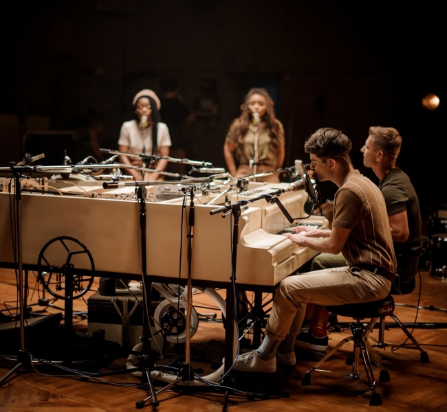 Украинская гордость Brunettes Shoot Blondes представили еще одно уникальное видео