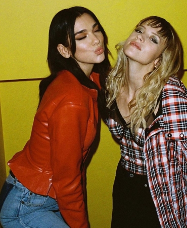 Dua Lipa и её подруга Angèle гуляют по ночному Лондону в очень красивом клипе Fever