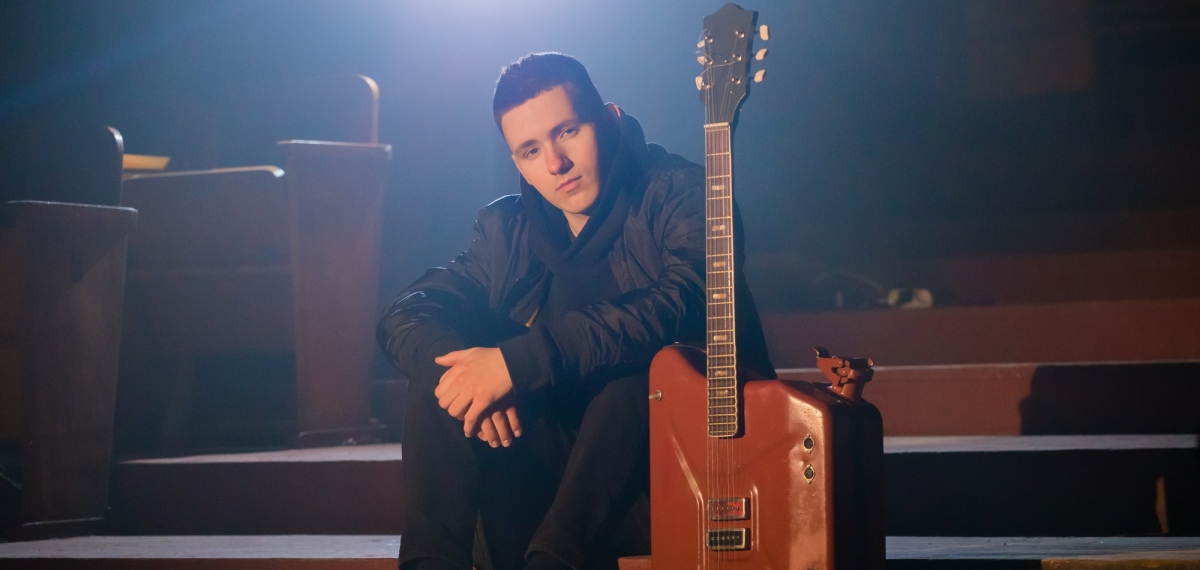 “Під гітару”: співак YAKTAK випускає дебютний альбом