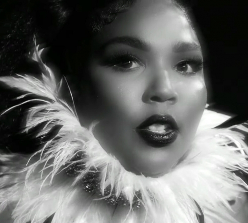 Темнокожая роковая певица Lizzo исповедует мужчин-грешников в новом видео Cuz I Love You