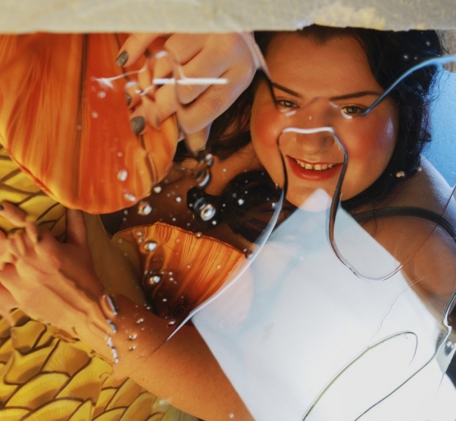 Секси-рыбка Alyona Alyona в первой и крутой фотосессии