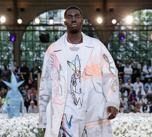 Джиджи Хадид, граффити Futura и поле цветов: Показ Off-White ™ на Неделе моды в Париже