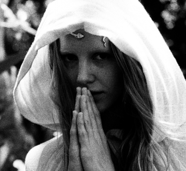 Дарк-рэп и путешествие внутрь себя в релизе новой украинской исполнительницы BAKHIRKA