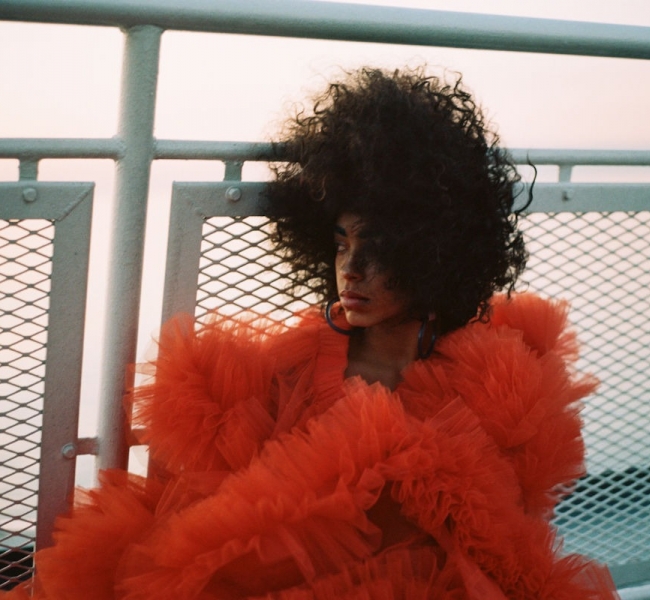 Учимся, как совмещать музыкальный талант и высокий стиль: Новое видео Kelsey Lu