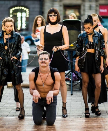 Перформанс на Крещатике: группа MARUV оригинально презентовала новый сингл