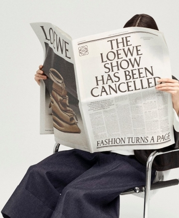 «Показ в новостях»: LOEWE представили коллекцию FW21 в печатных газетах