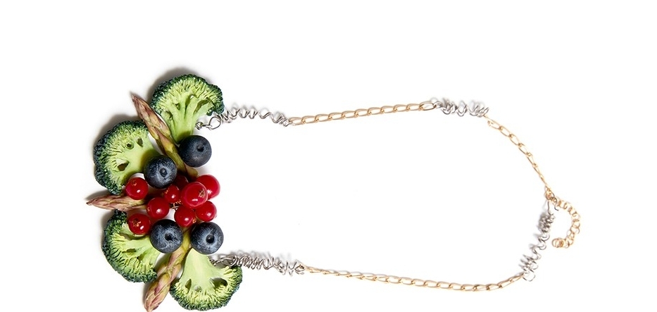 Серьги из брокколи, ожерелья из спаржи: Maison Margiela выпустили «овощные» украшения