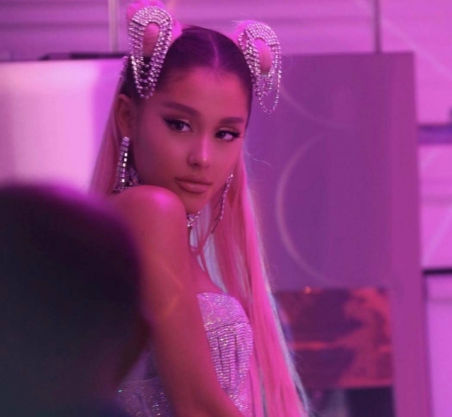 Девочки такие девочки: Розовое видео Арианы Гранде «7 Rings»