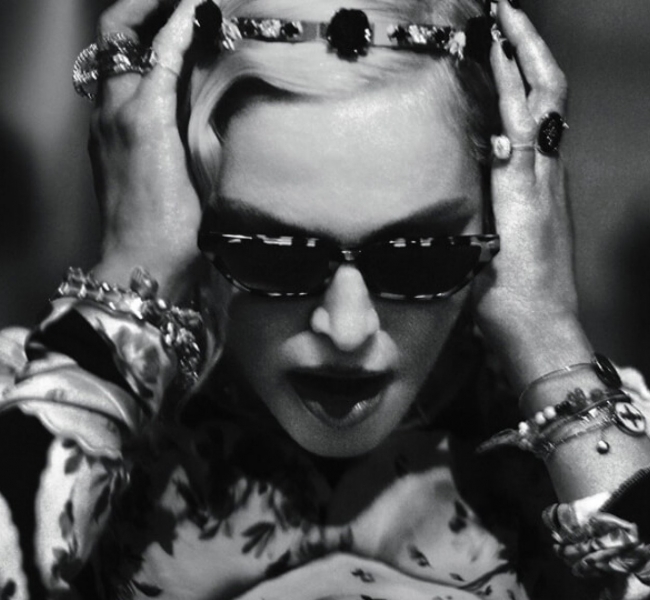 Мадонна представила новый клип Dark Ballet, посвященный Жанне Д'Арк