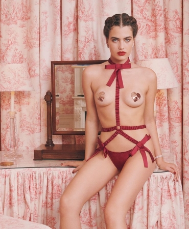 Agent Provocateur готовится к праздникам с новым праздничным кампейном Holiday 2021.