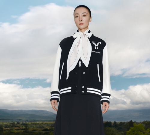 Монограма Burberry «TB» вирощує кролячі вушка для колекції китайського Нового року 2023