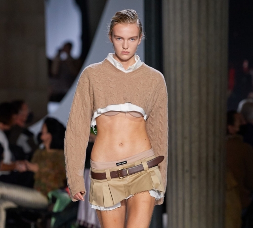 Miu Miu взрывают корпоративный шик микро-мини-юбками из 2000-х