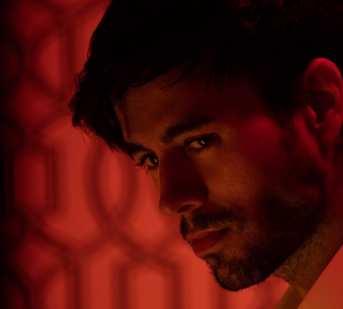 Сеть "АТБ" будет продавать билеты на Энрике Иглесиаса в 2 раза дешевле