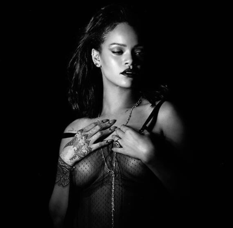 Rihanna полностью разделась в чувственном клипе Kiss It Better