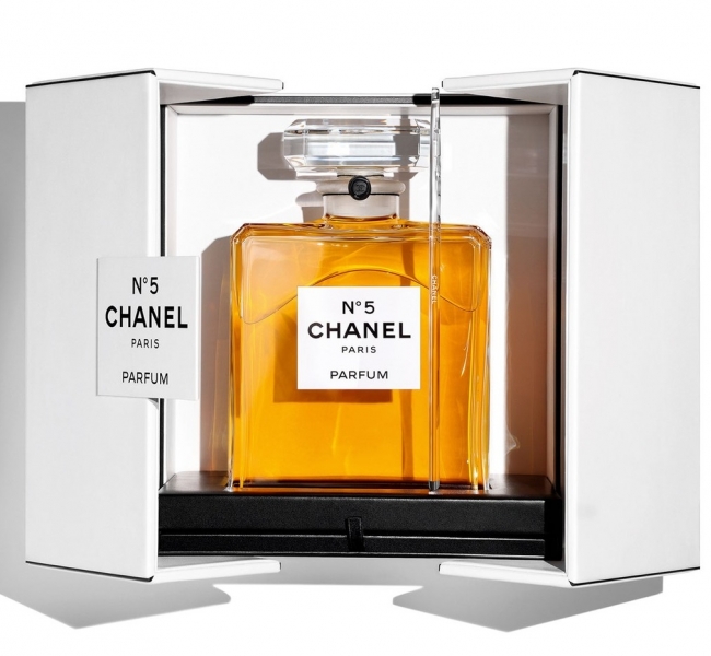 В честь легендарного N°5: Chanel Beauty выпустили праздничный календарь