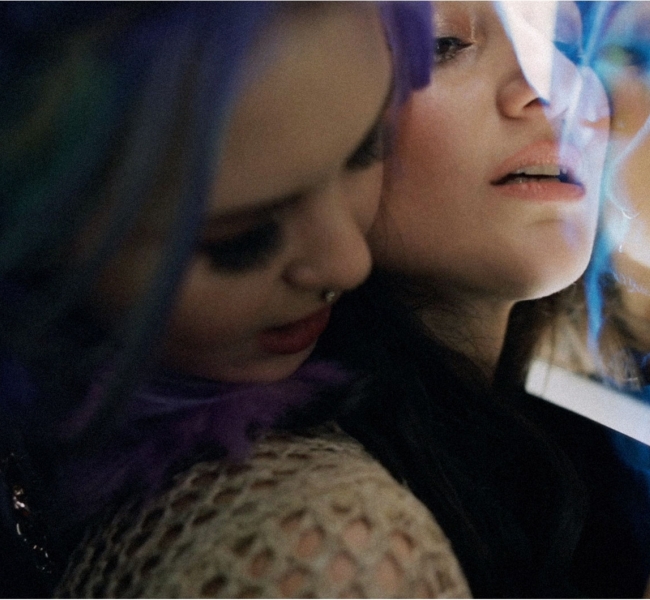 «Псих»: смотрите, как Катерина Офлиян и Юлия Юрина гуляли по Киеву и целовались, когда еще было можно