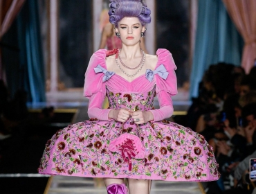 «Пусть едят пирожные!»: Moschino воссоздал королевский двор Марии Антуанетты на Milan Fashion Week