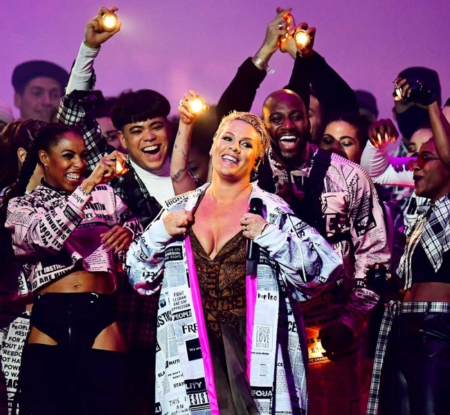 Знай наших: Pink выступила с номером украинской команды