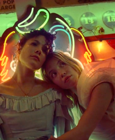 Звезда «Эйфории» Сидни Суини опять шалит в лунопарке с певицей Halsey в новом клипе Graveyard