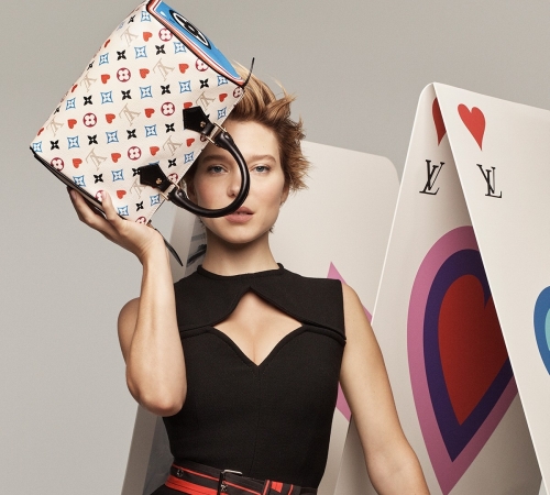 Louis Vuitton представляют праздничную капсулу, вдохновленную колодой карт. Её продемонстрировала актриса Лея Сейду