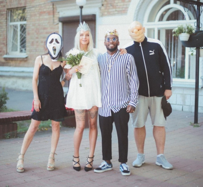 Свадебные традиции в новом видео Quest Pistols Show "Пей Вода"