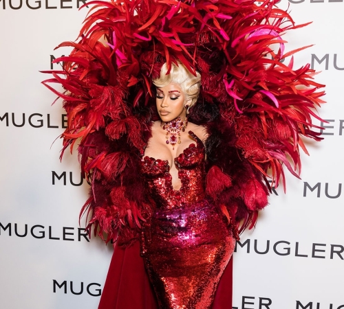 Новая королева гламура: Невероятные образы Cardi B с парижской Недели Моды