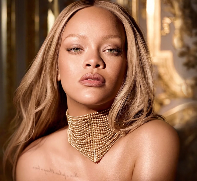 Rihanna стала обличчям класичної лінії парфумів J’adore від Dior