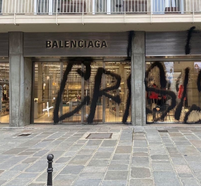 Арт-вандал Kidult испортил флагманский бутик Balenciaga: Вот, что он сделал и почему