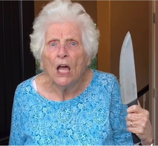 «Не трогай бабушку!»: Адам Сэндлер и Джимми Фэллон исполнили онлайн уморительную песню про правила поведения с бабушками