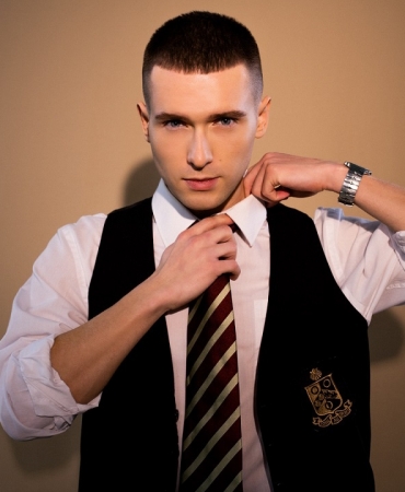 Денис Реконвальд перевоплотился в выпускника в новом видео