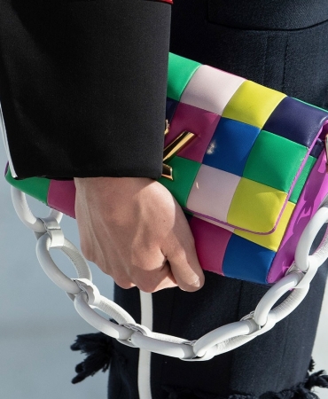 Оптимизм и радость: Яркие сумки и смелые сапоги в круизной коллекции Louis Vuitton
