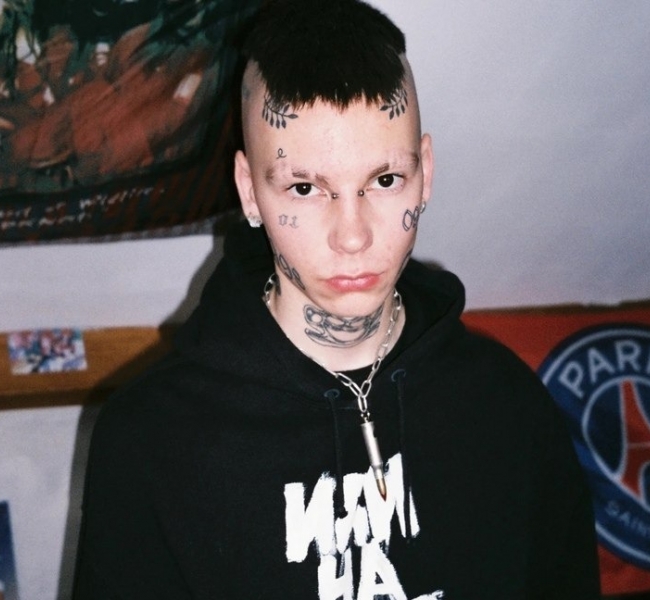 Молодые и злые: Подростки в своих комнатах в лукбуке Vetements