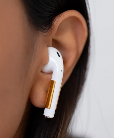 Новый must have: Шикарные скульптурные серьги-держатели для AirPods