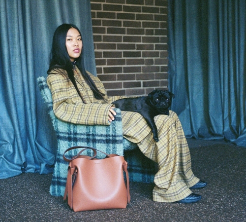Acne Studios представили кампейн FW20, посвященный собакам. В нём снялись сотрудники с питомцами