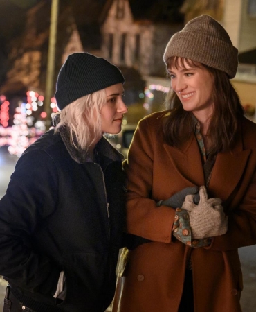 Кристен Стюарт пытается сделать предложение своей девушке в первом рождественском ЛГБТ-ромкоме