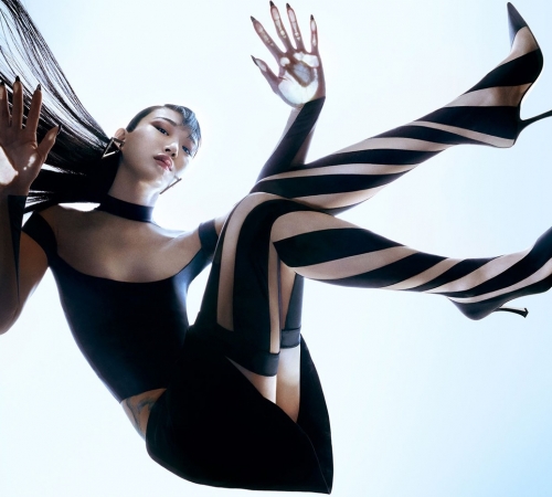 Mugler и Jimmy Choo создали сильную и драматичную коллаборация