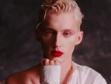 Troye Sivan в экстравагантном клипе о гендерном равенстве