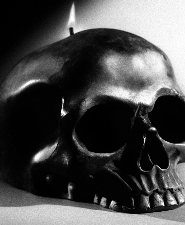 Свечи-черепа, оккультные книги и прочие странности: Saint Laurent представили капсулу на Хэллоуин