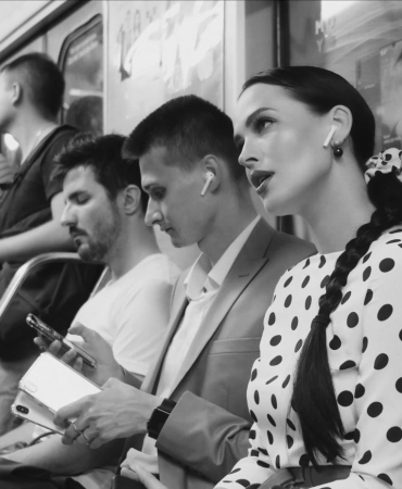 Обережно, двері зачиняються: Даша Астафьева выпустила новое видео из серии «Киевских историй», снятое в метро